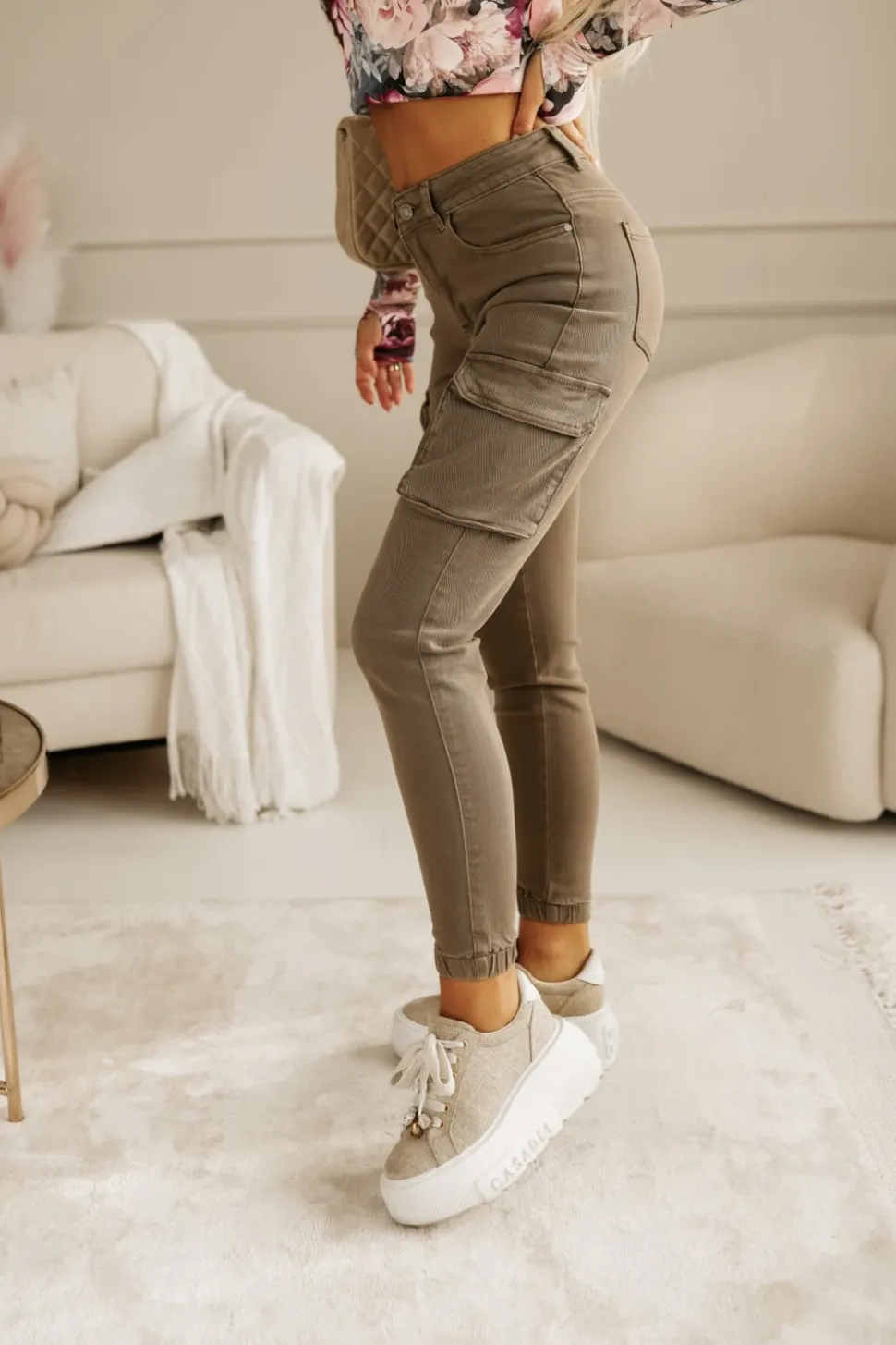 SPODNIE JEANSOWE TYPU CARGO BOJÓWKI MOKKA