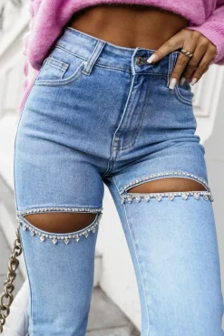 SPODNIE JEANSOWE Z ROZCIĘCIEM NA UDACH OZDOBIONE KRYSZTAŁKAMI NIEBIESKI JEANS