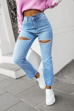 SPODNIE JEANSOWE Z ROZCIĘCIEM NA UDACH OZDOBIONE KRYSZTAŁKAMI NIEBIESKI JEANS