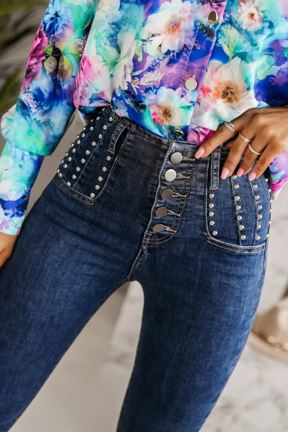 SPODNIE JEANSOWE Z WYSOKIM STANEM ZDOBIONE NITAMI CIEMNY JEANS