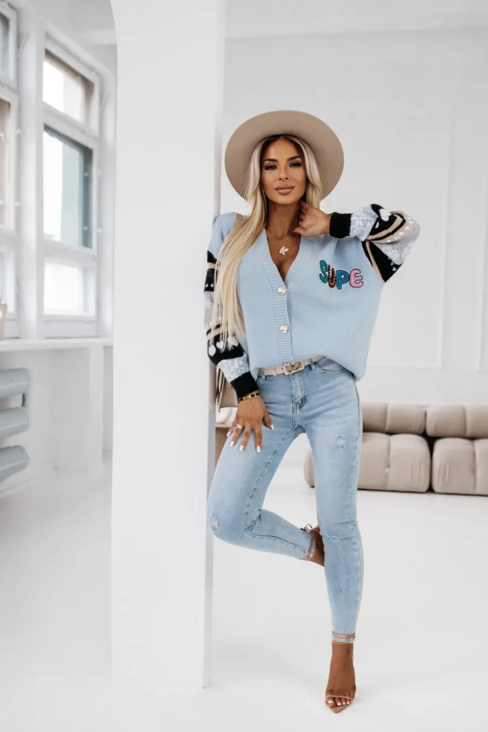 SPODNIE JEANSOWE ZE ŚREDNIM STANEM Z PASKIEM W KOMPLECIE JASNY JEANS