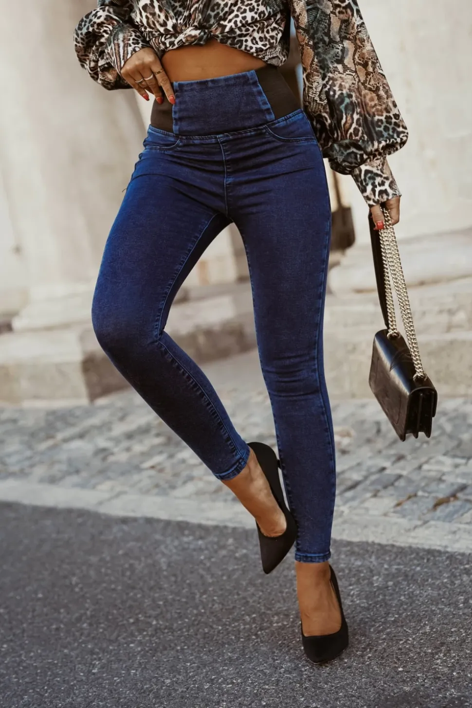 SPODNIE JEGGINSY Z WYSOKIM STANEM Z GUMĄ CIEMNY JEANS