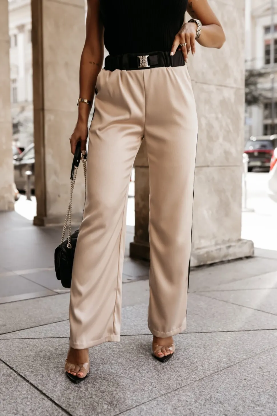 SPODNIE SATYNOWE NA GUMĘ Z OZDOBNYM LAMPASEM BEŻOWO-CZARNE