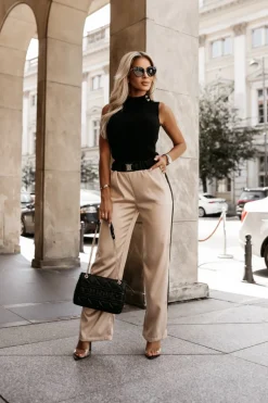 SPODNIE SATYNOWE NA GUMĘ Z OZDOBNYM LAMPASEM BEŻOWO-CZARNE