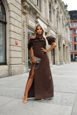 SUKIENKA MAXI HISZPANKA Z OZDOBNĄ FALBANĄ NA DEKOLCIE BRĄZOWA