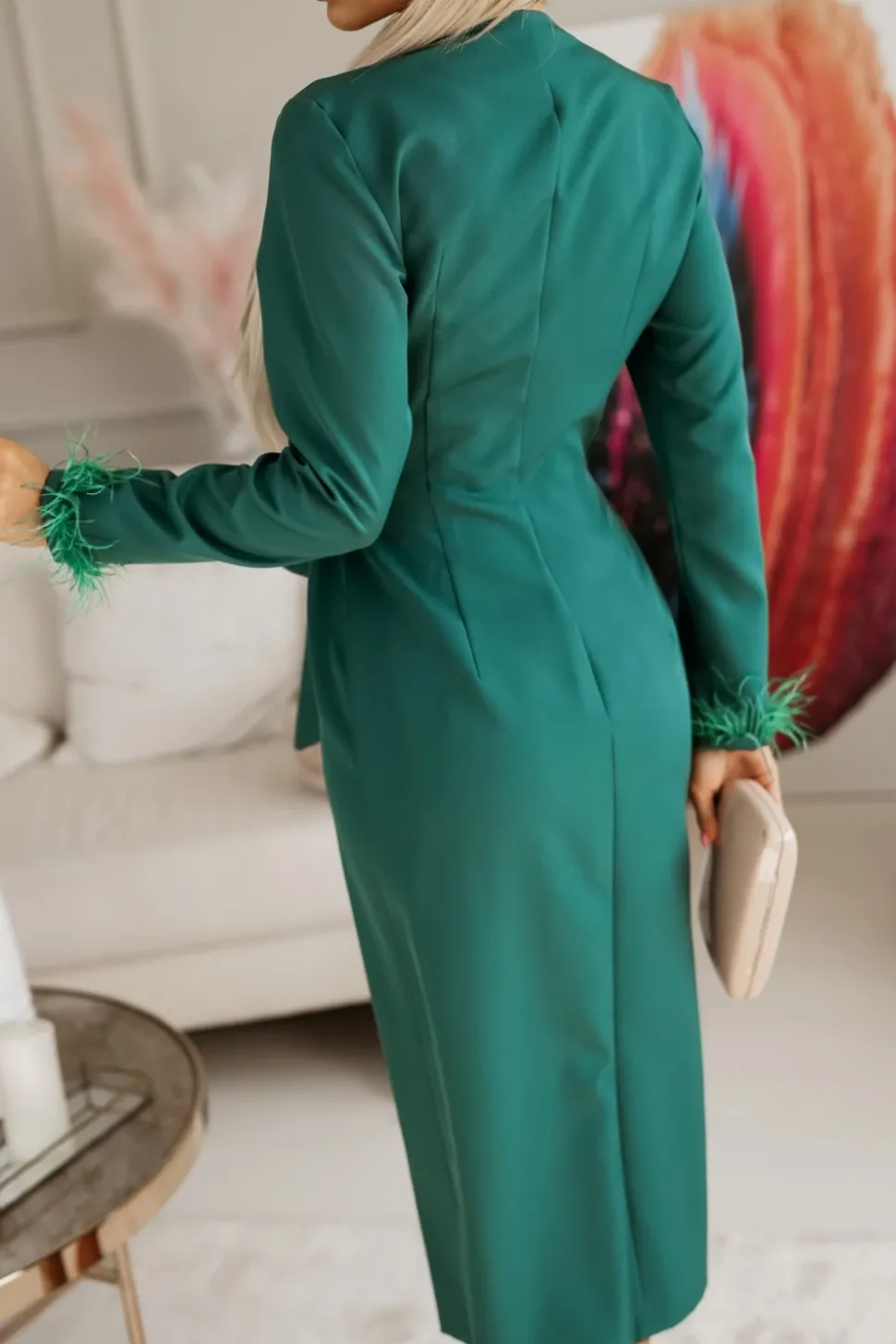 SUKIENKA MIDI Z KOPERTOWYM DEKOLTEM Z PIÓRAMI PRZY RĘKAWACH ZIELEŃ BUTELKOWA