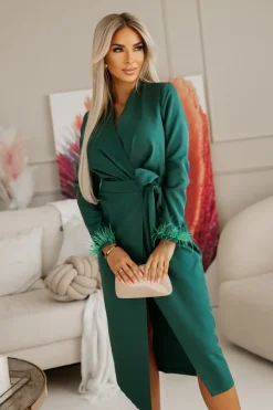 SUKIENKA MIDI Z KOPERTOWYM DEKOLTEM Z PIÓRAMI PRZY RĘKAWACH ZIELEŃ BUTELKOWA