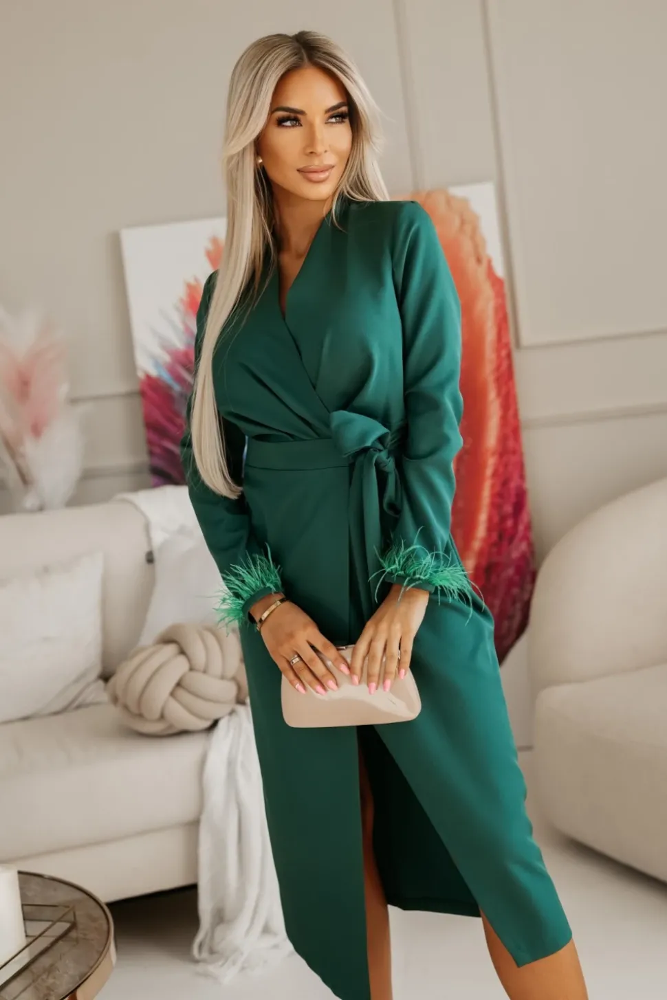 SUKIENKA MIDI Z KOPERTOWYM DEKOLTEM Z PIÓRAMI PRZY RĘKAWACH ZIELEŃ BUTELKOWA