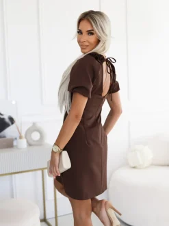 SUKIENKA Z GŁĘBOKIM DEKOLTEM ANGELLA Z ODPINANĄ BROSZKĄ BRĄZOWA