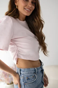 T-SHIRT SHORT Z PODUSZKAMI NA RAMIONACH PUDROWY RÓŻ