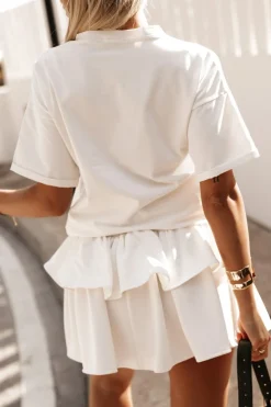 T-SHIRT SIMPLE Z OZDOBNĄ BROSZKĄ ŚMIETANKOWY