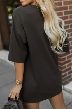 T-SHIRT TUNIKA Z NADRUKIEM DOBERMAN CZEKOLADOWY