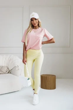 T-SHIRT Z KIESZONKĄ Z HAFTOWANYM NAPISEM MORELOWY