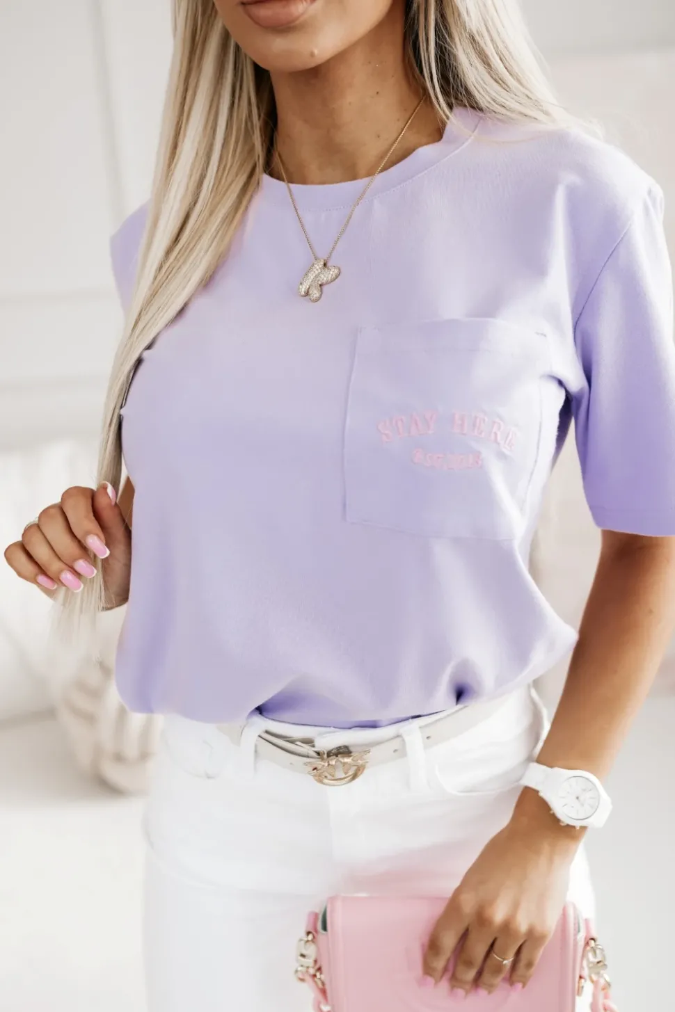 T-SHIRT Z KIESZONKĄ Z HAFTOWANYM NAPISEM FIOLETOWY