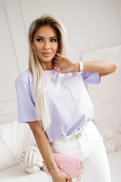 T-SHIRT Z KIESZONKĄ Z HAFTOWANYM NAPISEM FIOLETOWY