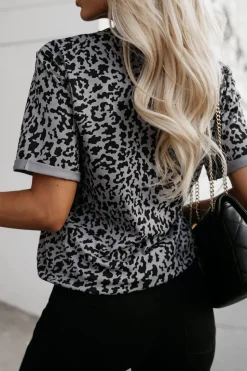 T-SHIRT Z KIESZONKĄ Z NAPISEM STAYHERE PANTERA SZARO-CZARNA