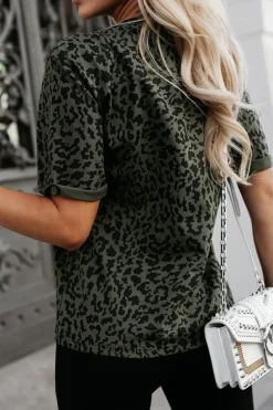 T-SHIRT Z KIESZONKĄ Z NAPISEM STAYHERE PANTERA KHAKI-CZARNA