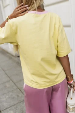 T-SHIRT Z MINIMALISTYCZNYM NADRUKIEM ŻÓŁTY