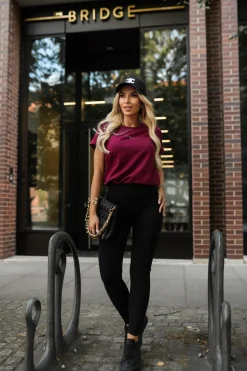 T-SHIRT Z MINIMALISTYCZNYM NAPISEM CALL MY NAME BURGUNDOWY