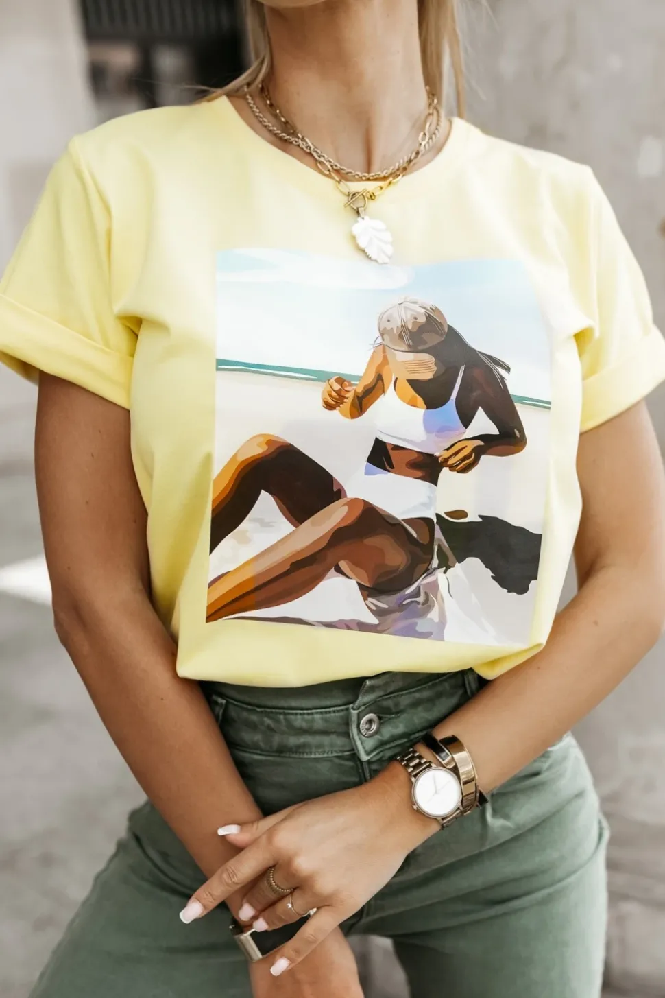 T-SHIRT Z NADRUKIEM KOBIETA NA PLAŻY ŻÓŁTY