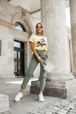 T-SHIRT Z NADRUKIEM KOBIETA NA PLAŻY ŻÓŁTY