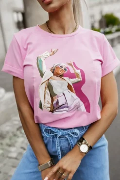 T-SHIRT Z NADRUKIEM KOBIETA W OKULARACH RÓŻOWY