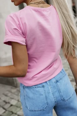 T-SHIRT Z NADRUKIEM KOBIETA W OKULARACH RÓŻOWY