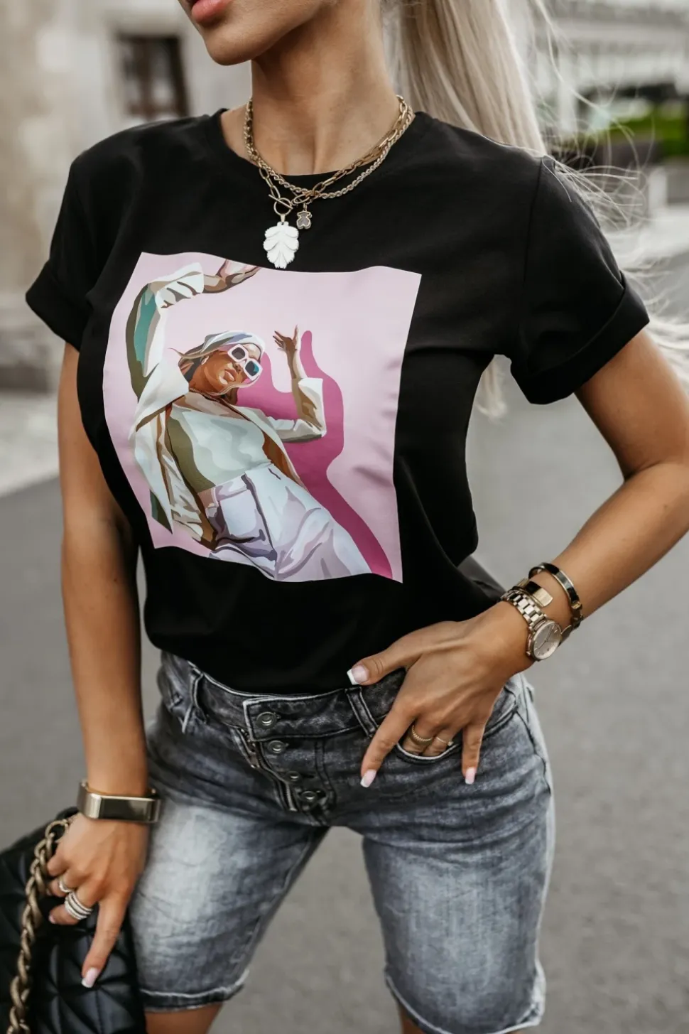 T-SHIRT Z NADRUKIEM KOBIETA W OKULARACH CZARNY