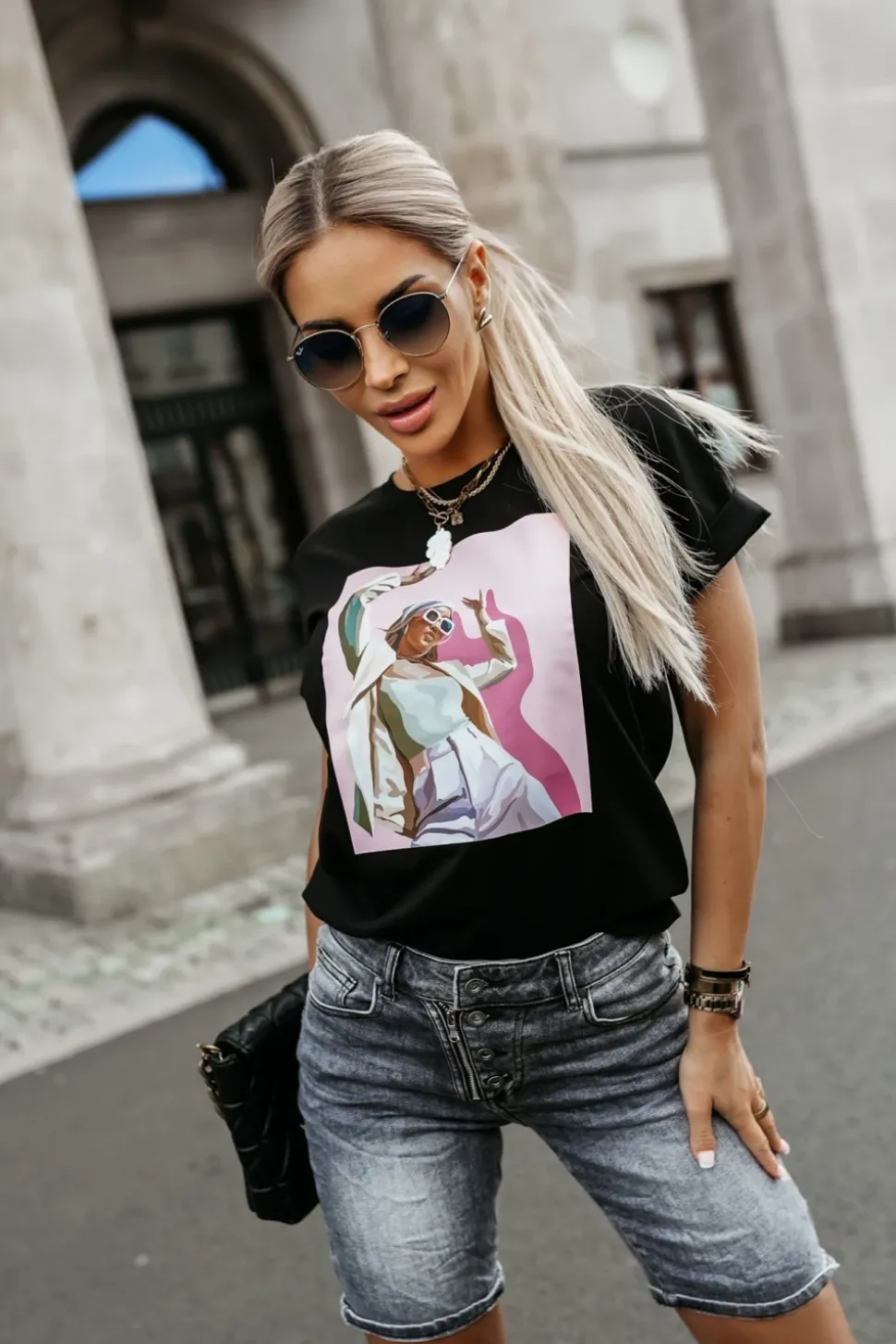 T-SHIRT Z NADRUKIEM KOBIETA W OKULARACH CZARNY