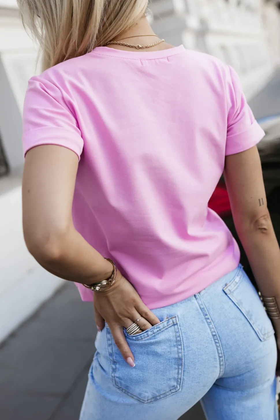 T-SHIRT Z NADRUKIEM KOBIETA W OKULARACH RÓŻOWY