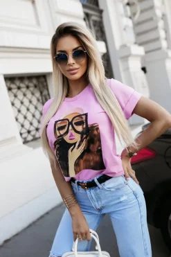 T-SHIRT Z NADRUKIEM KOBIETA W OKULARACH RÓŻOWY