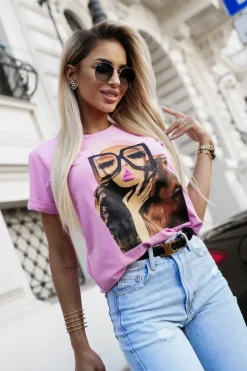T-SHIRT Z NADRUKIEM KOBIETA W OKULARACH RÓŻOWY