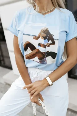 T-SHIRT Z NADRUKIEM KOBIETA NA PLAŻY BŁĘKITNY
