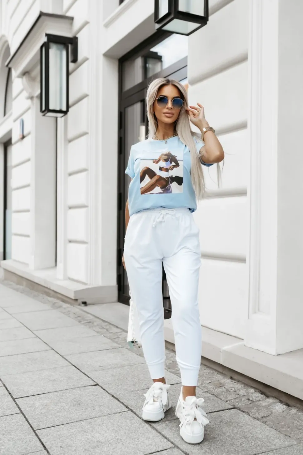 T-SHIRT Z NADRUKIEM KOBIETA NA PLAŻY BŁĘKITNY