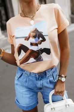 T-SHIRT Z NADRUKIEM KOBIETA NA PLAŻY MORELOWY