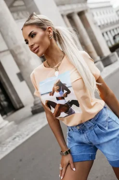 T-SHIRT Z NADRUKIEM KOBIETA NA PLAŻY MORELOWY