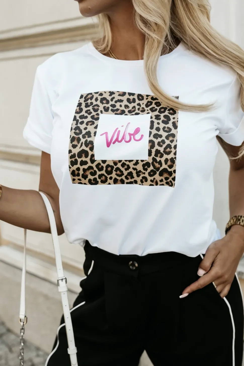 T-SHIRT Z PANTERKOWYM NADRUKIEM VIBE BIAŁY