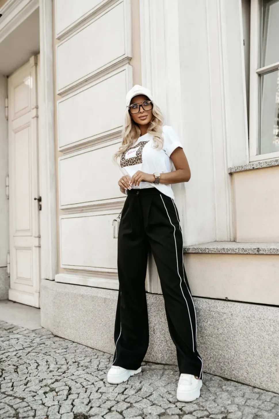 T-SHIRT Z PANTERKOWYM NADRUKIEM VIBE BIAŁY